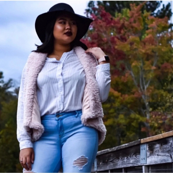 Women’s Fuzzy Sherpa Fleece open front Vest - Picture 4 of 10